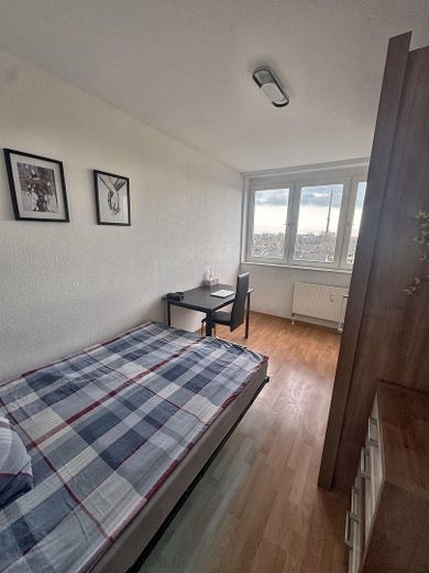 Yeni yenilenmiş 3 odalı kat mülkiyetli daire, 75 m², 7. kat, balkonlu, tamamen mobilyalı, 145.950 € – Schlafzimmer klein Bett