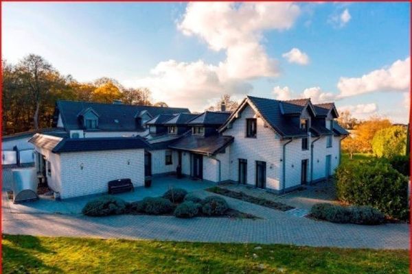 Einfamilienhaus freistehend 6483 m² mit Poolhaus & Schwimmteich