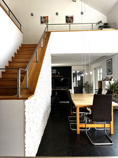 Casa moderna con un gran jardín – Essbereich / Treppe