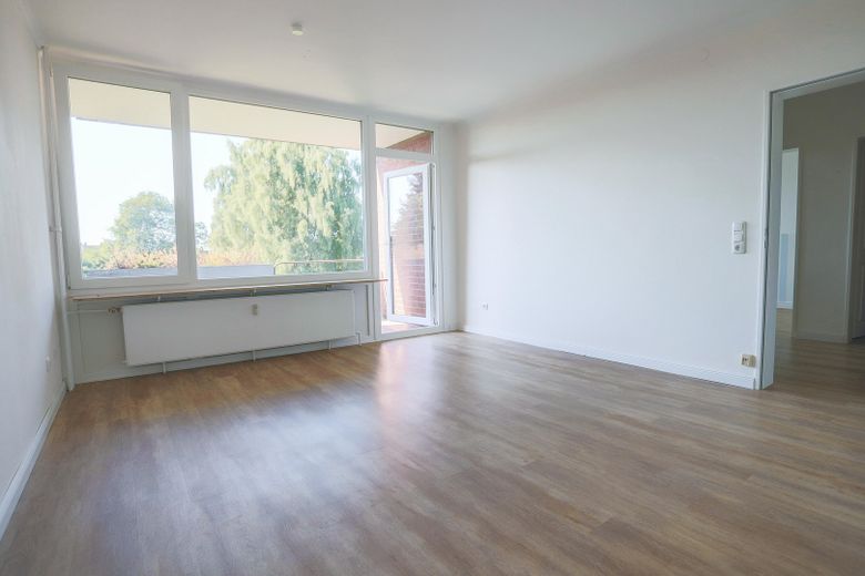 Frisch renoviert & neuwertig: Charmante 2-Zimmer-Wohnung mit Loggia in Barmstedt – Helles Wohnzimmer_01