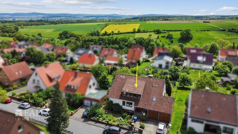 RESERVIERT***Settmarshausen - Ein- bis Zweifamilienhaus mit großem Garten und Doppelgarage*** – Außenansicht
