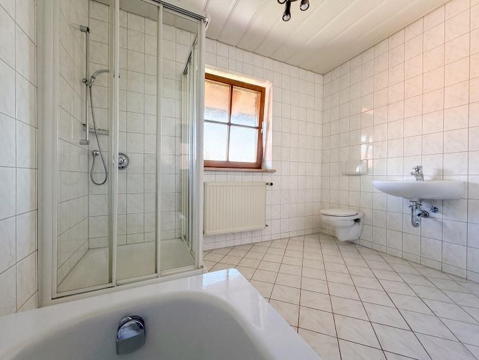 Casa adosada de 6 habitaciones con jardín, balcón orientado al sur y garaje en Germaringen – Wannenbad im 1. OG