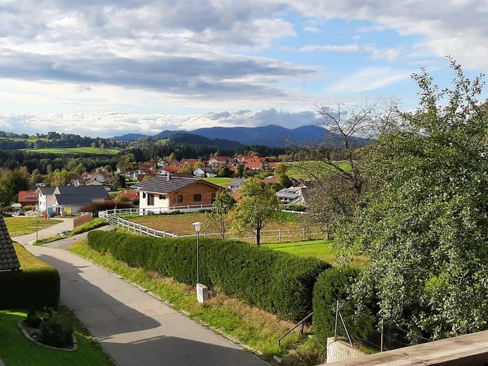 2 schöne 2-Zimmer Wohnungen mit Panoramablick, Balkon u. Küchenzeile u. 2 Duschbädern zu vermieten – Ausblick zum großen Arber