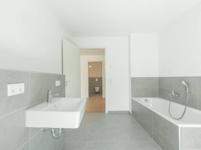 *Traumhaftes wohnen in Solingen*  Moderne 3-Zimmer-Neubauwohnung mit Balkon – Ansicht II: Bad