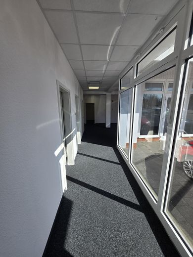 2 Einmalige Ladenlokale in stark frequentierter Lage mit ca. 280 m2 und 103 m2 Gewerbefläche – Flur Seite