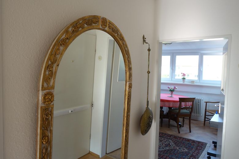 Attraktive DG-Wohnung -  Citylage im Grünen an Kuppelkirche, hohe Lebensqualität; von privat – Flur-Blick zur Wohnküche