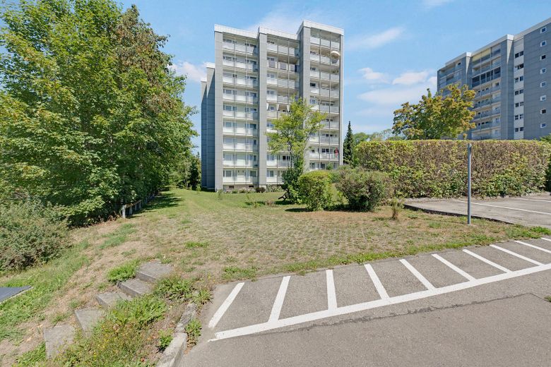 2020 Kernsanierte 4 Zimmerwohnung mit 2 Balkonen, Aufzug – Stellplatz