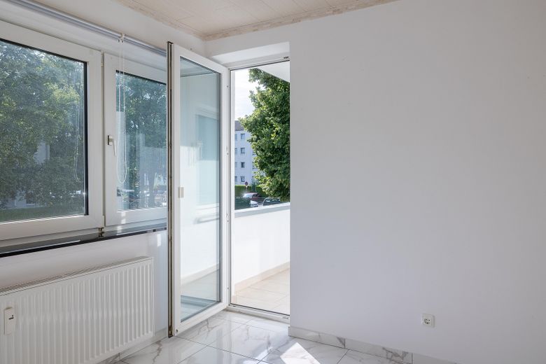 Wie neu: Modernisierte 3-Zimmer-Wohnung mit hochwertiger Küche in ruhiger Lage. – Wohnzimmer / Loggia