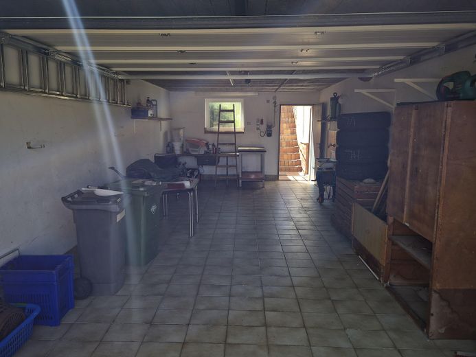 Einfamilienhaus mit Einliegerwohnung, Wintergarten, Garage und Gartenparadies auf 708 m2 – Garage