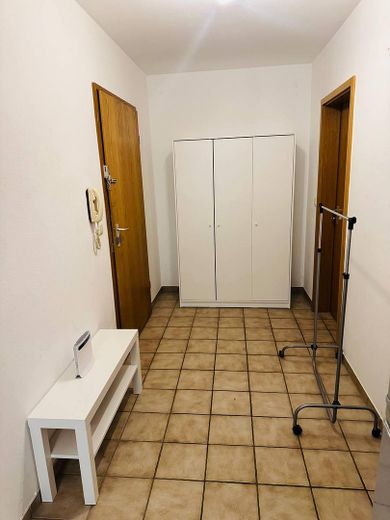 Bellissimo appartamento con terrazza e 3 locali in posizione centrale – ideale per coppie e famiglie – Flur