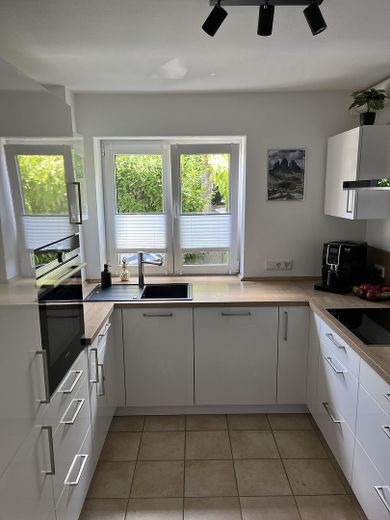 Moderno appartamento al piano terra di 3,5 locali con giardino e seminterrato in posizione TOP a IN-Süd, vicino alla stazione centrale – Küche