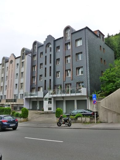 Sehr schöne Dreizimmer Nichtraucher Wohnung – Außenansicht Straßenseite