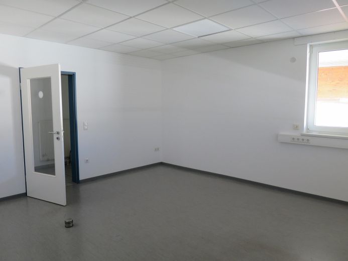 Halle mit Ausstellungs- Verkaufs- Lager- Büros und Nebenräumen, Aufteilung evtl. in 3 Teilbereiche. – Foto 25