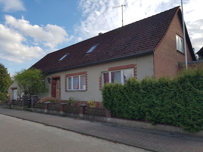 Agréable maison bifamiliale avec un vaste terrain et une cour fermée dans un cadre idyllique – Photo 1