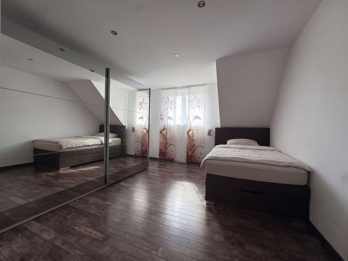 Nowoczesny dom z osłoniętym ogrodem, dużym tarasem i dużą ilością dodatkowej przestrzeni – Schlafzimmer 1