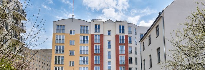 Alexanderplatz: Ruhige, möblierte 2-Zimmer-Neubauwohnung mit Tiefgarage und Doorman-Service – Hauseingang