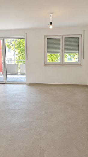 Erstbezug nach Renovierung - 4 Zimmer Wohnung in Bad Oeynhausen (10) (ID-1018) – Wohnzimmer mit Balkon