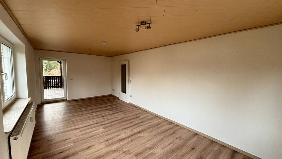 4-Zimmer-Erdgeschosswohnung mit Balkon, EBK &amp; PKW-Stellplatz – Wohnzimmer - www.immobilien-heise.de