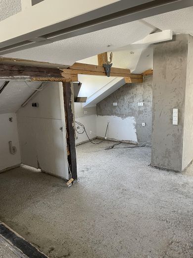 Lichtdurchflutete Dachwohnung: Doppelgarage, PV & Bahnhalt-Perspektive – provisionsfrei – Blick in die Küche
