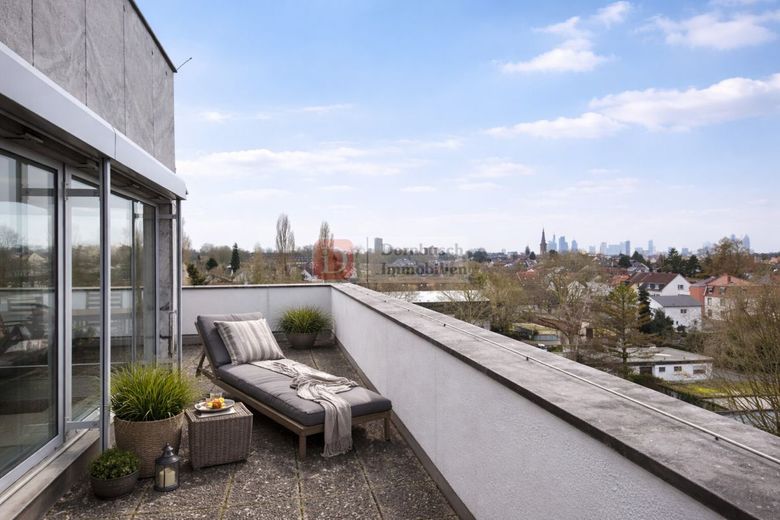 Top!! Penthouse mit großer Südwest-Dachterrasse und Skylineblick – Terrassenansicht Bild 2 - Virtual Staging