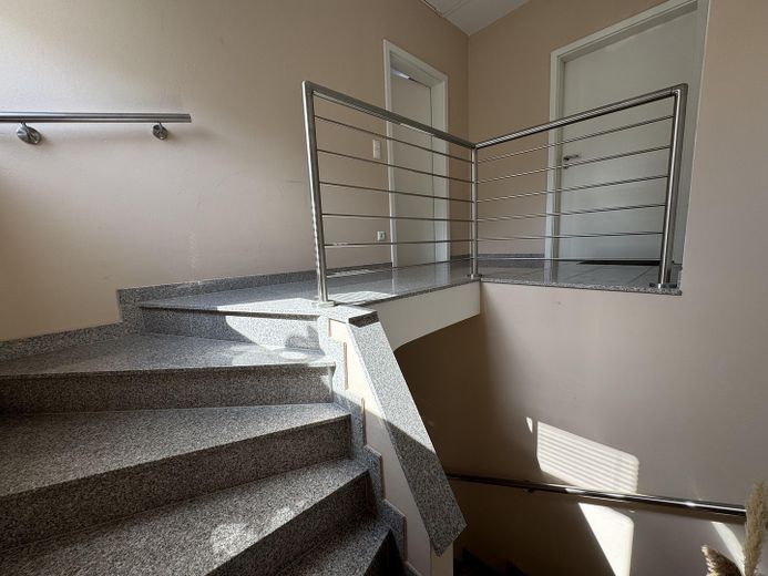 Vendita da privato - casa bifamiliare/casa multigenerazionale su terreno in diritto di superficie a Kaarst Mitte – Hausflur Aufgang 1. OG #2