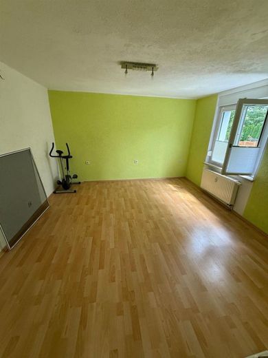 Günstiges EFH mit Terrasse, Garage, Dusche und sonnigem Grundstück am grünen Ortsrand – Schlafzimmer