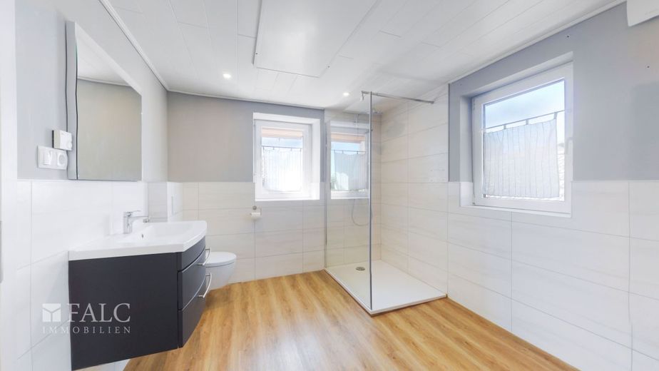 Schönes Einfamilienhaus mit Nebengebäude – Badezimmer OG