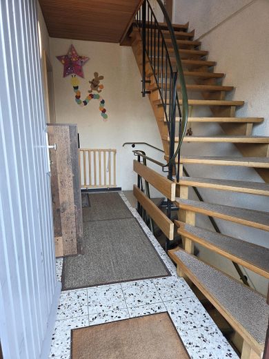 Tanto spazio, tante possibilità: casa plurifamiliare con ampio terreno! – Treppenhaus 