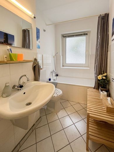 Seltene Gelegenheit!
Nerotal: 116 m² in bester Lage von Wiesbaden! 4 Zi, 2 Bäder, 2 Balkone, Garage – Bad 1