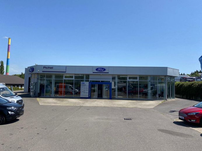 Atölye ve showroomlu modern oto galerisi gayrimenkulü – işletme devri isteğe bağlı – Frontansicht mit Kundeneingang