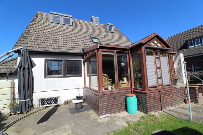 Individuelles, ruhiges Einfamilienhaus mit Einliegerwohnung, Wintergarten, Kamin, Vollkeller&amp; Garage – 2 - Gartenansicht mit Wintergarten