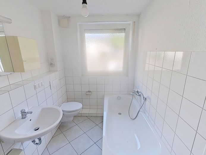 Komfortabel im Erdgeschoss: Helle 3-Zimmer-Wohnung mit Tageslichtbad (Wanne + Dusche) – Ansicht I: Badezimmer