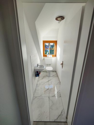 Renovierte 2,5-Zimmer-Dachgeschosswohnung in Ellwangen Kernstadt – Gäste-WC