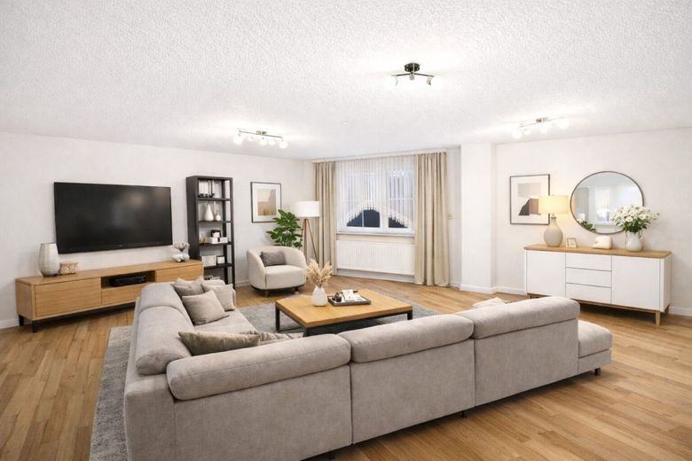 TOP-Kapitalanlage! mit 330 m² Wohnfläche, -8 EUR/m² realistisch &amp; 15,8 % Bruttomietrendite-Potenzial – Homestaging des großzügigen Wohnzimmers