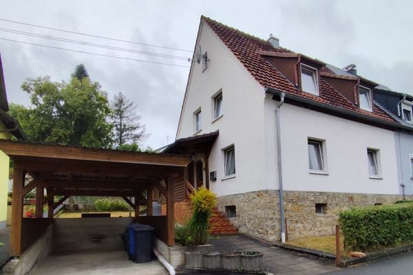 Handwerkertraum mit Potenzial: Familienfreundliche Doppelhaushälfte mit Gartenoase in Stadtsteinach!