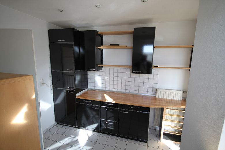 Lichtdurchflutete Komfort-Dachgeschoßwohnung für Zwei in schöner Wohnlage direkt in Neu-Isenburg – Küche 1