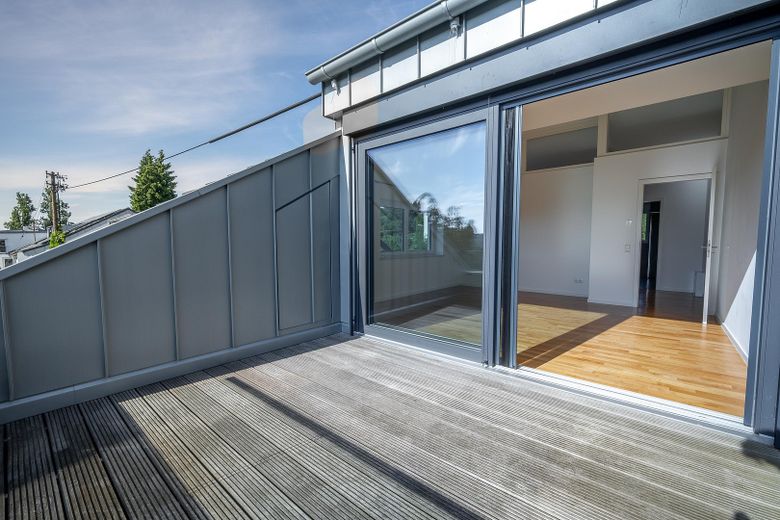 Attraktive Maisonettewohnung mit Haus-im-Haus-Charakter, Dachloggia, Garage – Dachloggia