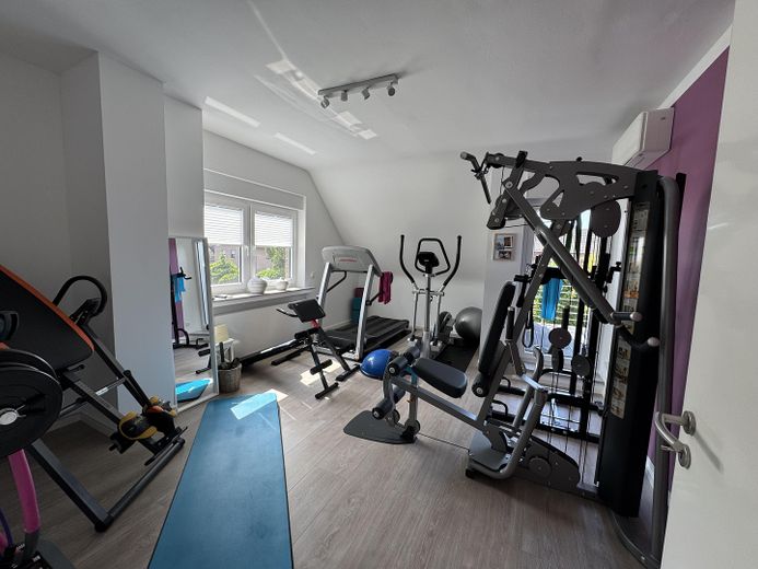 Vendita da privato - casa bifamiliare/casa multigenerazionale su terreno in diritto di superficie a Kaarst Mitte – Wohnzimmer 1. OG (Fitness)