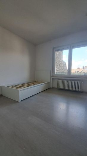 Wohnraum mit Bett 