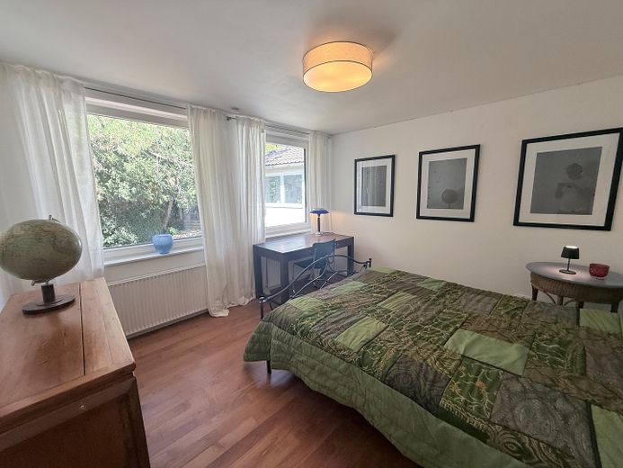 Exklusive möblierte Doppelhaushälfte mit 175 m², großem Privatgarten und Loftcharakter in Gräfelfing – Schlafzimmer 2
