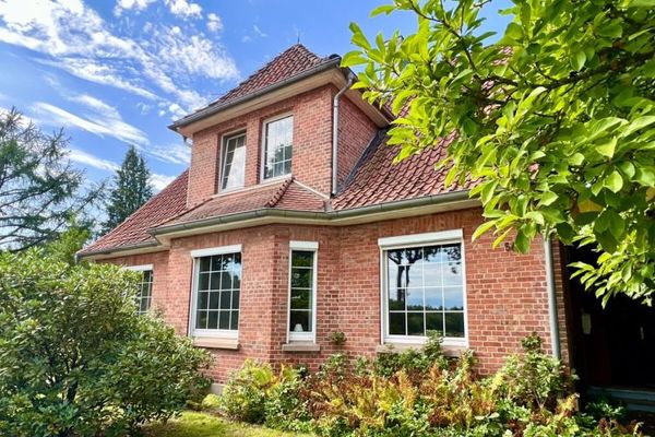 Walsrode - Dreikronen’de, ayrı girişli daire ve yaklaşık 1,4 ha araziye sahip çok kuşaklı konut