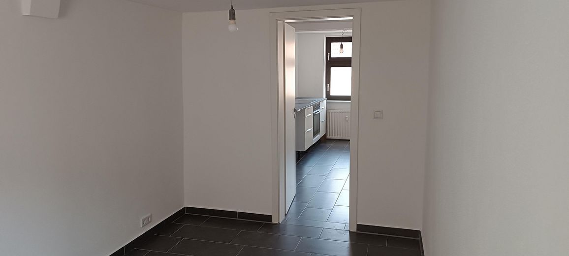 Frisch sanierte 2-Zimmer-Wohnung mit Einbauküche & neuem Kühlschrank in Aken (Elbe) – 1. OG, 37 m² – Schlafzimmer anderer Winkel
