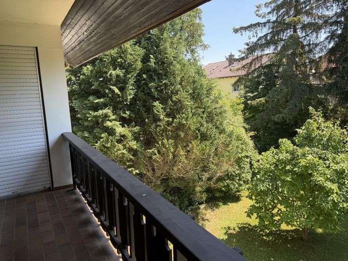 قريب من المركز: منزل سكني مع معرض/ورشة، شقة ملحقة.  & حديقة طبيعية حالمة (834 qm) – Balkon Wohnung