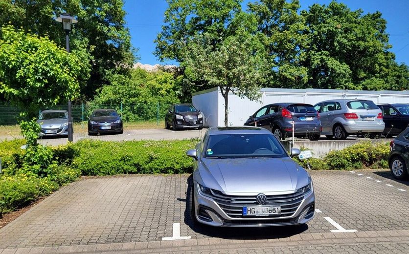 Eck-Haus im Haus mit Garten in toller Lage von Hanau – Parkplatz