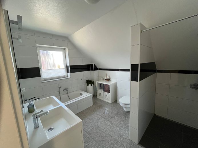 Privatverkauf - Einfamilienhaus mit Wintergarten, PV-Anlage & zwei Garagen in Kerpen-Sindorf – Badezimmer OG