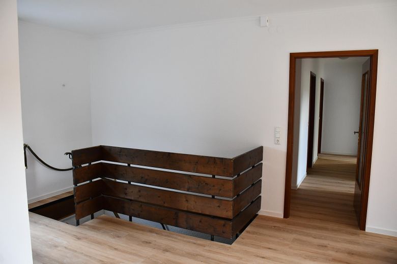 Komisyonsuz & müstakil: Dieburg’un en iyi konumunda geniş aile mutluluğu! – Treppenaufgang Schlaftrakt