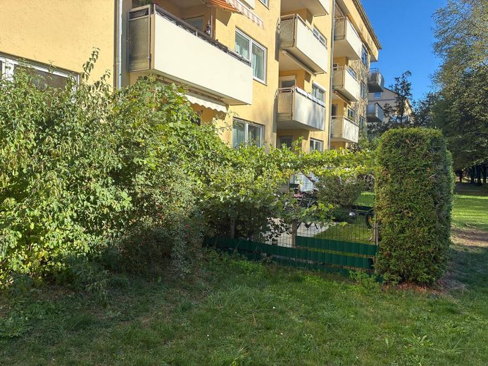 Licht 3-kamerappartement op de bel-etage met tuingedeelte in Germering – Gartenbeispiel vom Nachbarn