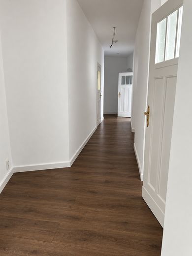 Period-building dream, first occupancy after renovation, 3 rooms, balcony & prime location in Stadtfeld – Gut geschnittener Flur