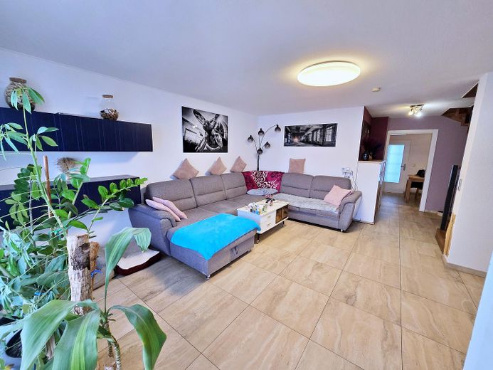 DA PRIVATO!! Casa a schiera centrale adatta alle famiglie con giardino e 2 posti auto ad Ahrensburg – Wohnzimmer