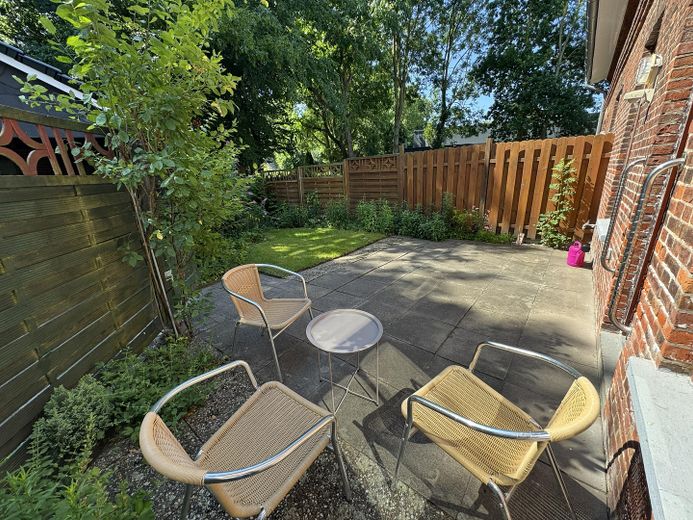 Für junge, berufstätige Personen. Erdgeschoßwohnung mit Garten, 2 ZKB, EBK, AR, Carport mit AR – Terrasse, Garten